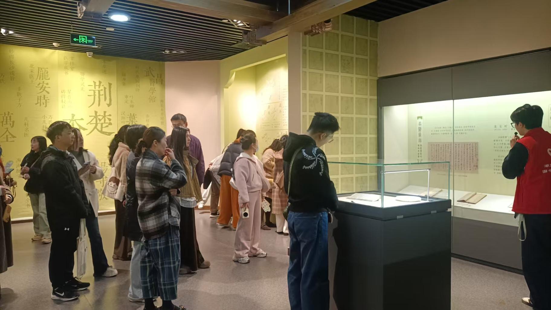 2025年11月27日江汉区图书馆参观