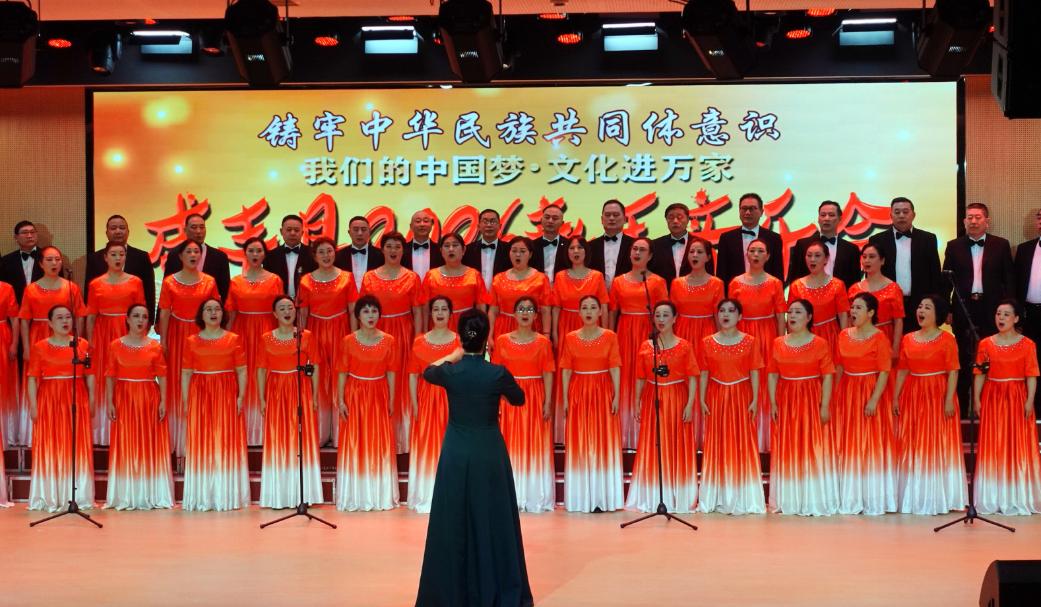 混声合唱《在太行山上》《灯火里的中国》   
   指挥：杨竣方，钢琴伴奏：钟旭临、吴亚军。
   演唱：县民族合唱团
