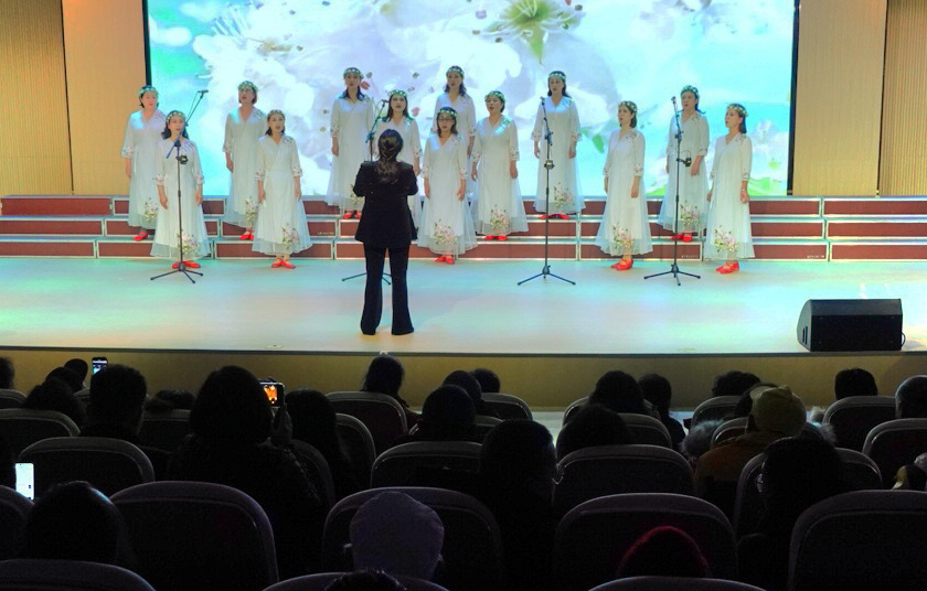 混声合唱《梨花又开放》  演唱：县民族合唱团女低声部    指挥：陈文军
