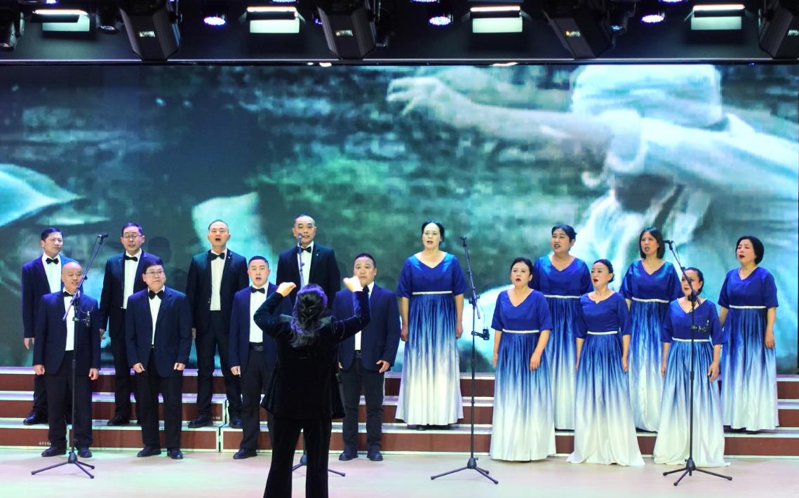 混声合唱《爱永在》  指挥：陈文军，钢琴伴奏：吴亚军。
